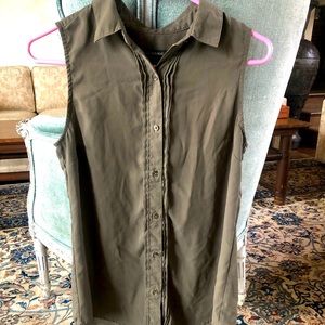 Banana Republic sleeveless blouse size small